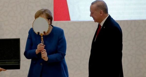 Merkelin Türkiyədə verilən hədiyyəyə maraqlı reaksiyası – FOTO