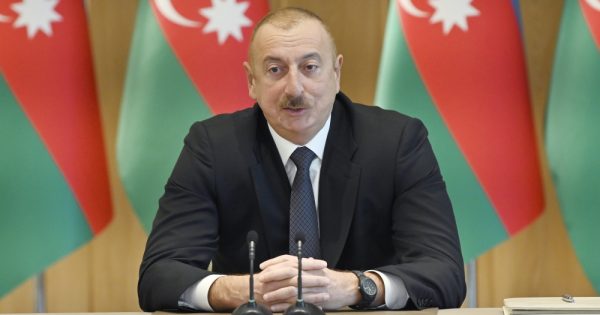 Prezident: “Vətəndaşlar şikayət edirlər ki, gömrük-keçid məntəqələrində kobudluq göstərilir”