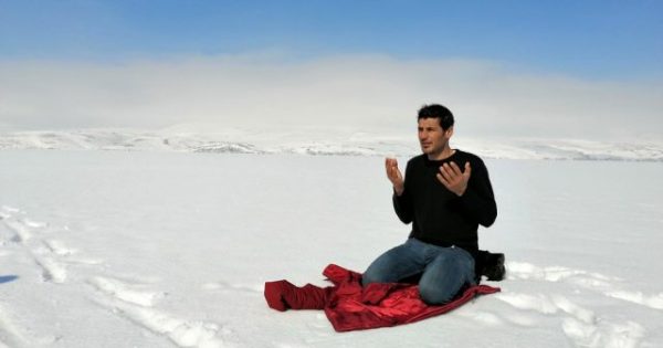 Donan gölün üzərində namaz qıldılar – FOTO