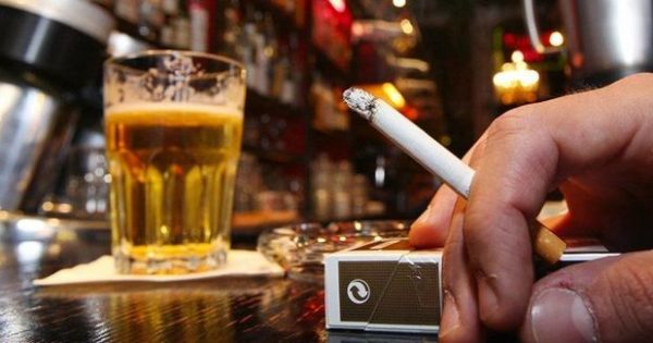 Siqaret və spirtli içkilər koronavirusun “dostudur”