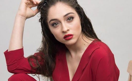 Məşhur aktrisa qısa ətəyi ilə izləyicilərini heyran qoydu – FOTO