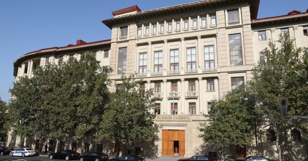 Bu gündən ölkədə kütləvi tədbirlər bir ay müddətinə təxirə salındı