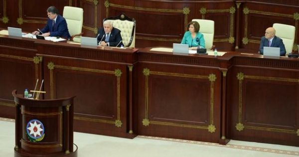 Onları parlament rəhbərliyi kürsüsündən “qaldırdılar”