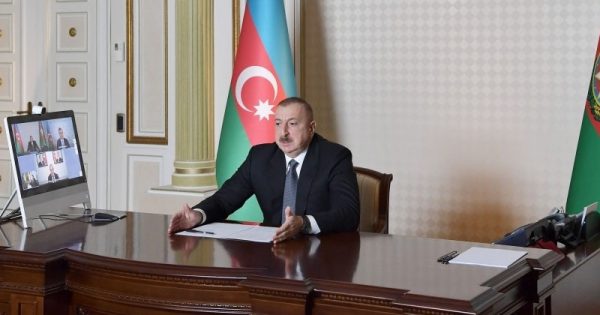 İlham Əliyev nazirlərlə videobağlantı formatında iclas keçirdi (FOTO)