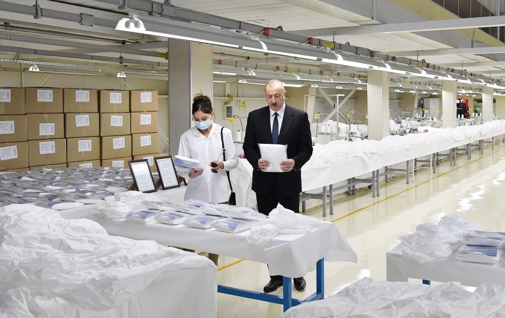 Prezident və xanımı Sumqayıtda tibbi maska fabrikinin açılışında – FOTOLAR