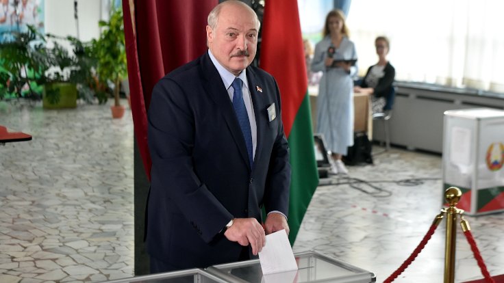 Lukaşenkodan xalqa müraciət: Qarşınızda diz çokürəm…