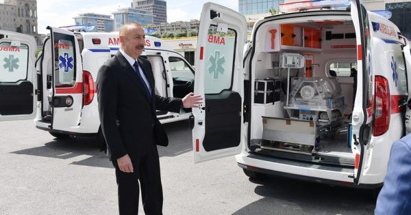 Prezident xanımı ilə yeni təcili yardım maşınlarına baxdı