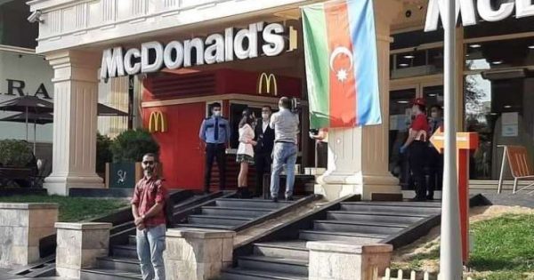 “McDonalds” önünüdə dayanan Hüseyn kimdir? – FOTO