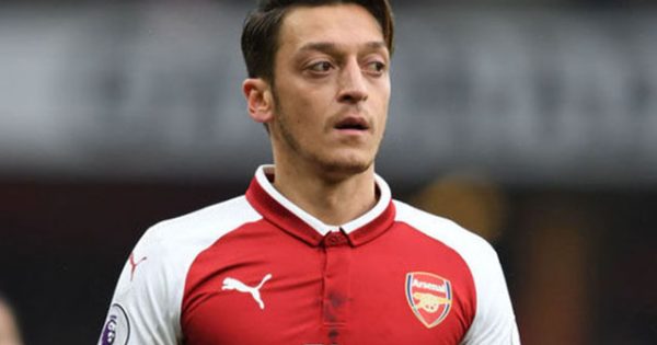 Mesut Özildən “0:6” zarafatı