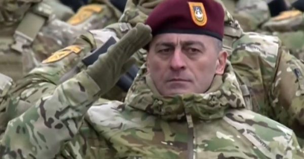 İlham Əliyev general Hikmət Mirzəyevə medal verdi