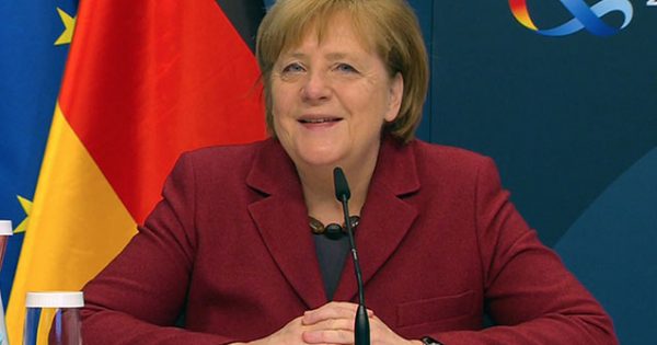 Merkel peyvəndi tapan türk həkimlərlə görüşdü