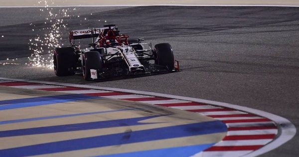 “Formula 1” pilotunun avtomobili alovlandı