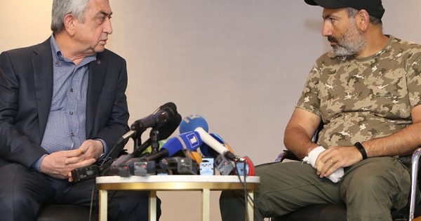 Sarqsyan Paşinyanı təhqir etdi: “Sən alnına satqın yazılan qorxaq rəhbərsən”