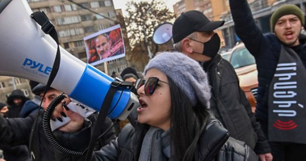 Ermənilər “Nikolsuz Ermənistan” şüarı ilə yenidən etiraz mitinqinə başladılar