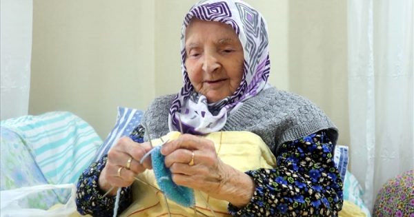 117 yaşlı Zeliha nənə əsgərlərə corab toxudu: Türkiyə MN-dən təşəkkür ziyarəti – FOTO