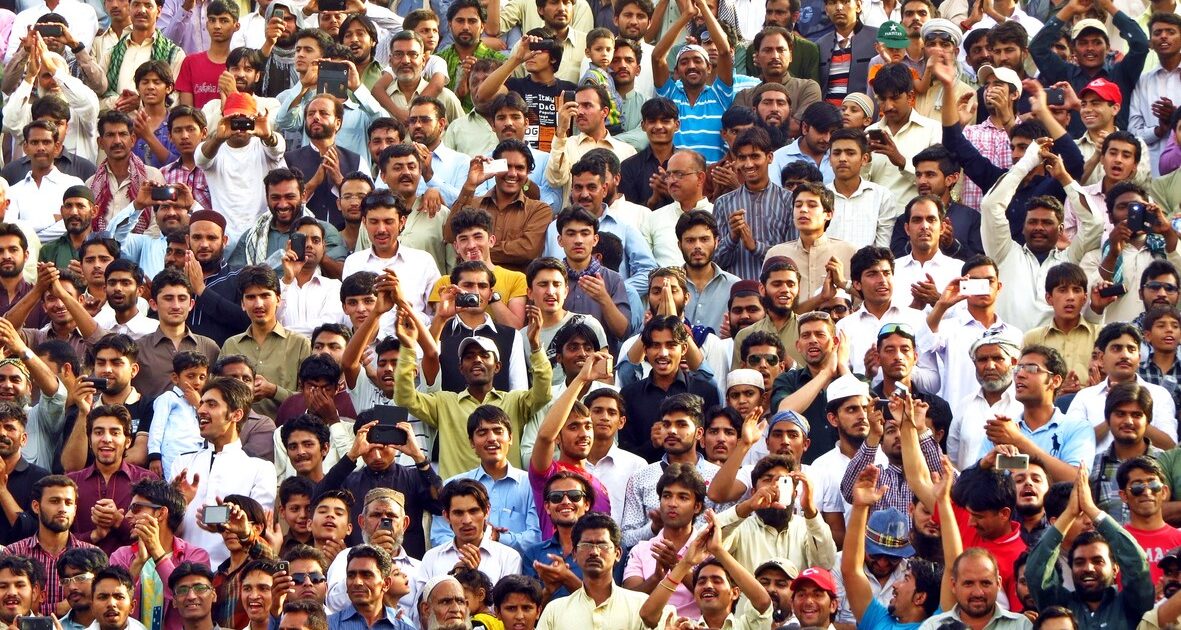 image-spectators-at-border-closing-ceremony-between-pakistan-and-india-wagha-border
