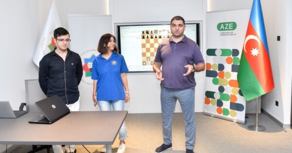 image-nicat-abasov-yeniyetme-sahmatcilarla-gorusub