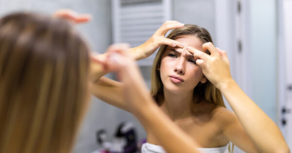 image-dportrait-beautiful-young-woman-squeezing-pimples-while-looking-mirror_231208-13230-pic4_zoom-1500x1500-41076