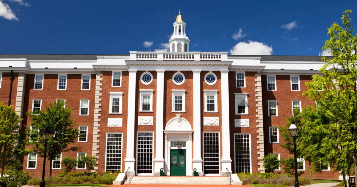 image-college_1090_29-15_00_o-harvard-university-building-facebook
