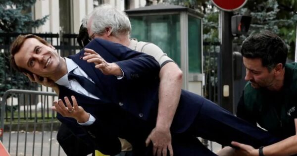 image-macron-bal-mumu-reu-2366739