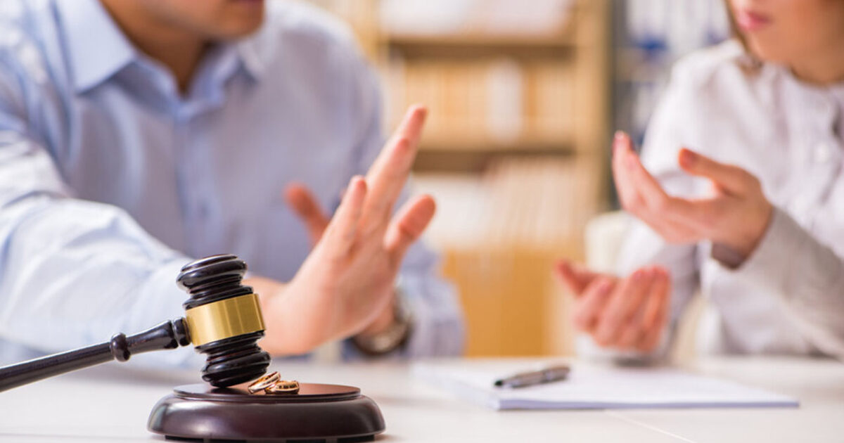 image-judge-gavel-deciding-on-marriage-divorce