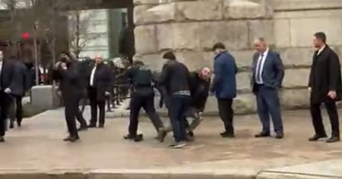 Prezidentin təhlükəsizlik xidmətinin əməkdaşları ABŞ polisi ilə birlikdə təxribatın qarşısını aldılar - Video 1 image-ptx